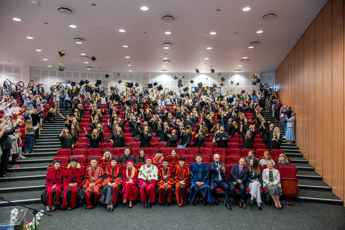 https://www.wum.edu.pl/112-absolwentek-i-absolwentow-kierunku-farmacja-odebralo-dyplomy-ukonczenia-studiow